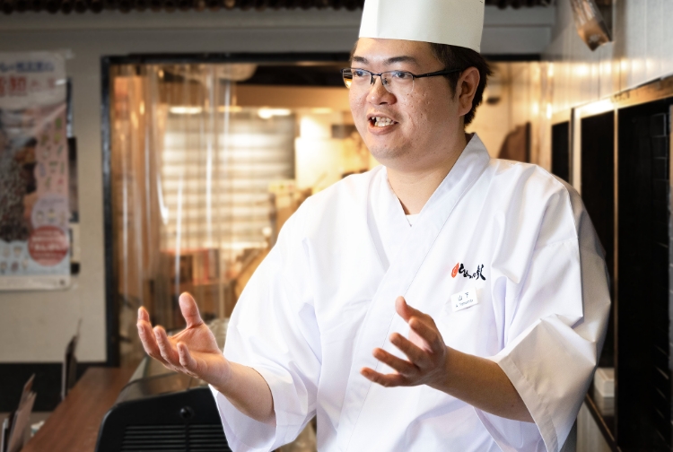 ひょっとこ寿しの板場で働く山下明星さん