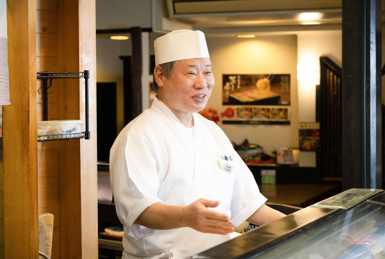 ひょっとこ寿しの板場で働く山崎季広さん