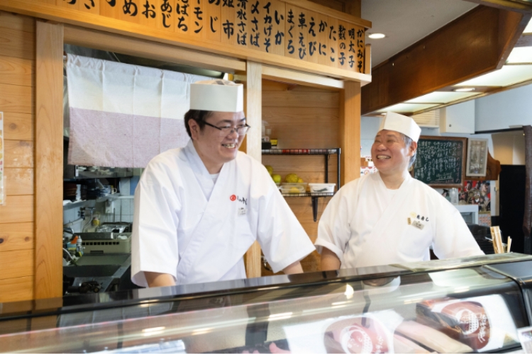 店内で笑顔を見せる山崎季広さん