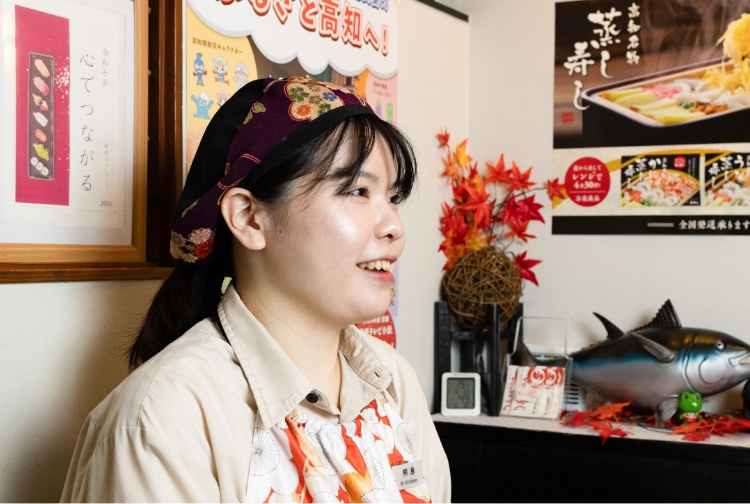 ひょっとこ寿しで働く桐島萌さん