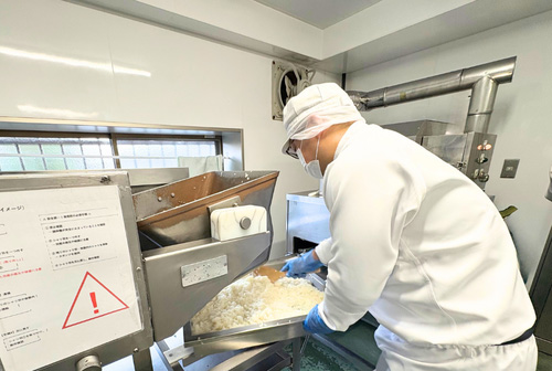 加工場で働く東雲昭憲さん